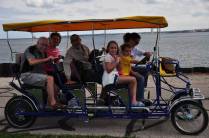 Toda a família sai de bicicleta pela orla do lago Michigan, em Milwaukee, em Wisconsin, nos Estados Unidos